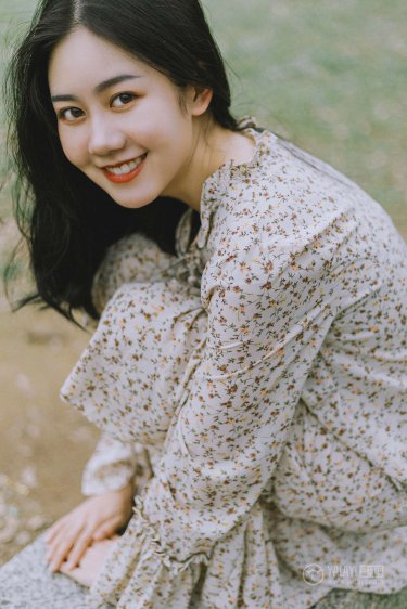 不扣钮的女孩